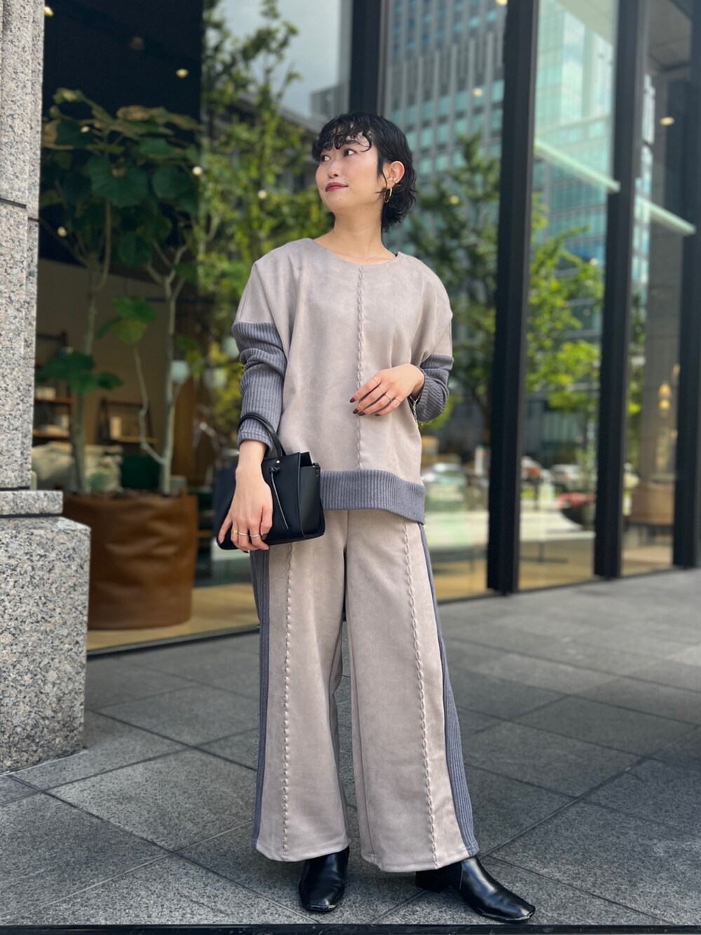 「WEARハロウィン2022、プチプラ、セットアップ、韓国ファッション、シンプルコーデ、ボストンバッグ、フレアパンツ、レイヤードスタイル、きれいめカジュアル、レザー、秋冬コーデ、スエード」｜「Chez toiのスエード×リブ前後2WAYプルオーバー（Tシャツ/カットソー、ブラウン系）」を使った、M a k oさん（レディース・155cm）の秋コーディネートの2枚目の写真