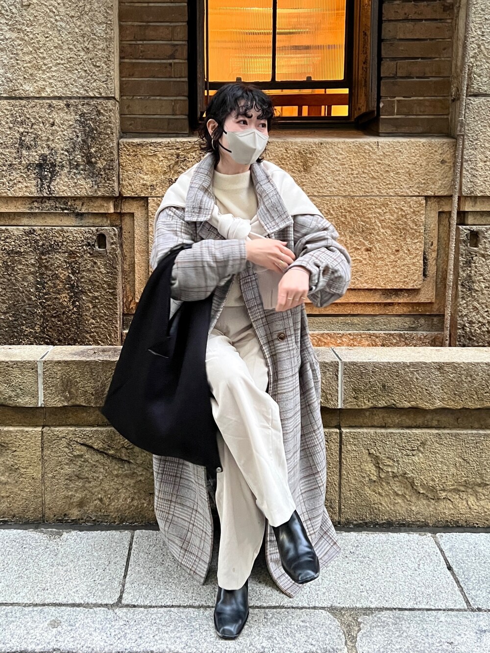 「ロングコート、冬コーデ、トートバッグ、タートルネック、モード、ホワイトコーデ、レイヤードスタイル、マイベストコーデ2022、休日スタイル、チェスターコート、韓国ファッション、モノトーン、淡色コーデ、私の推しブランド、骨格ウェーブ」｜「Chez toiのスタンドネックコート（その他アウター、ベージュ系）」を使った、M a k oさん（レディース・155cm）の冬コーディネートの4枚目の写真