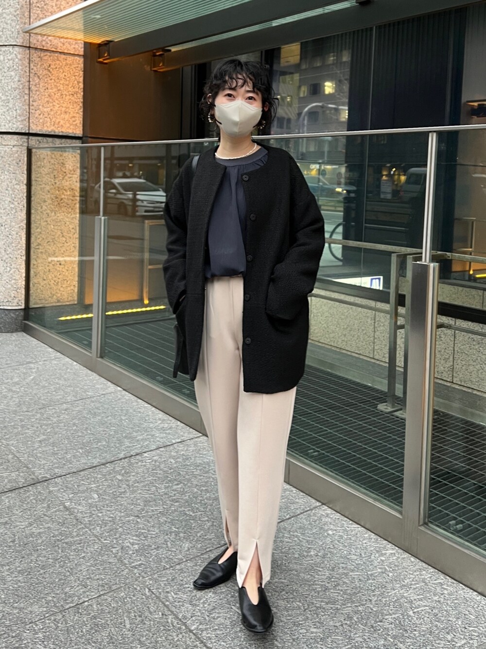 「卒業式、ほめられ本命コーデ、ショルダーバッグ、ビビッドカラー、プチプラ、春色、春コーデ、セットアップ、ジャケット、シンプルコーデ、カラーパンツ、きれいめカジュアル、骨格ウェーブ、オフィスカジュアル」｜「Chez toiのツイードミドル丈ジャケットコート（ノーカラージャケット、ブラック系）」を使った、M a k oさん（レディース・155cm）の冬コーディネートの4枚目の写真