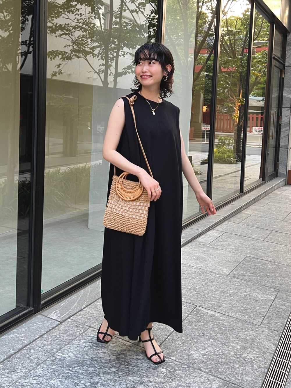 「ショップスタッフの推しワンピ、ショップスタッフのモノトーン、このスタイルがお気に入り、ミニバッグ、お出かけコーデ、きれいめカジュアル、ショルダーバッグ、モノトーン、夏コーデ、休日スタイル、ラクチンコーデ」｜「Chez toiのショルダータックカットワンピース（ワンピース、ブラック系）」を使った、M a k oさん（レディース・155cm）の夏コーディネートの3枚目の写真