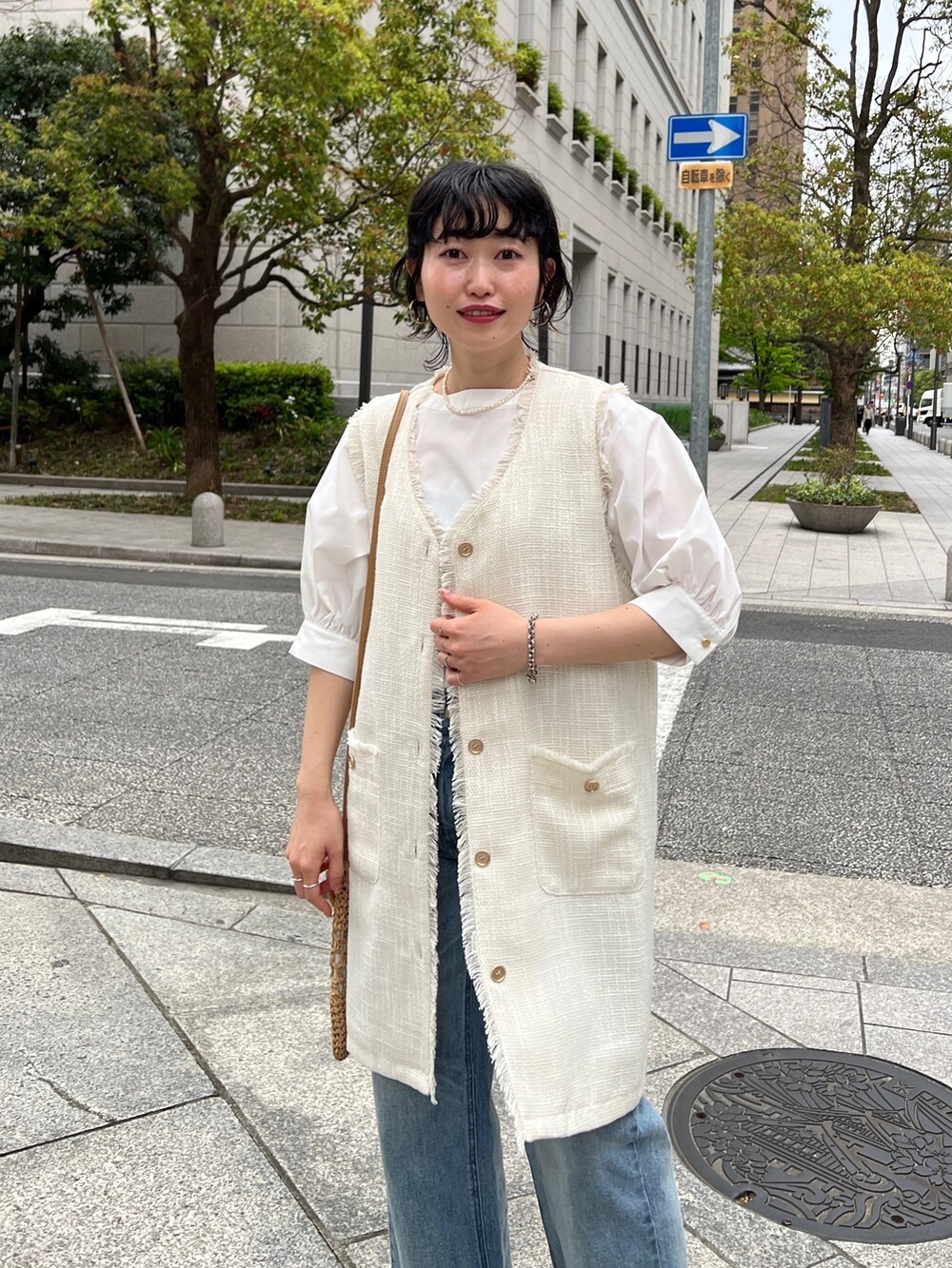 「ショップスタッフの好印象コーデ、休日スタイル、モノトーン、ベスト、春コーデ、オフィスカジュアル、ショルダーバッグ、ボリューム袖、モード、シャツスタイル、レイヤードスタイル、シンプルコーデ」｜「Chez toiのツイードミドル丈ジレコート（その他アウター、ホワイト系）」を使った、M a k oさん（レディース・155cm）の春コーディネートの3枚目の写真