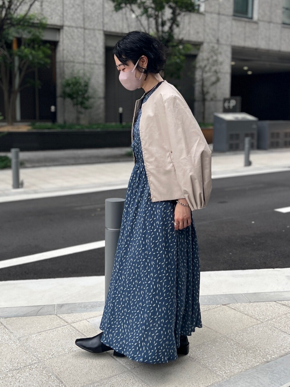 「休日スタイル、淡色コーデ、ブーツ、韓国ファッション、プチプラ、ショルダーバッグ、ジャケットスタイル、ハンドバッグ、ワントーンコーデ、シンプルコーデ、きれいめコーディネート、大人カジュアル、秋服準備はじめました」｜「Chez toiの袖口タック合皮ジャケット（ブルゾン、ホワイト系）」を使った、M a k oさん（レディース・155cm）の秋コーディネートの2枚目の写真
