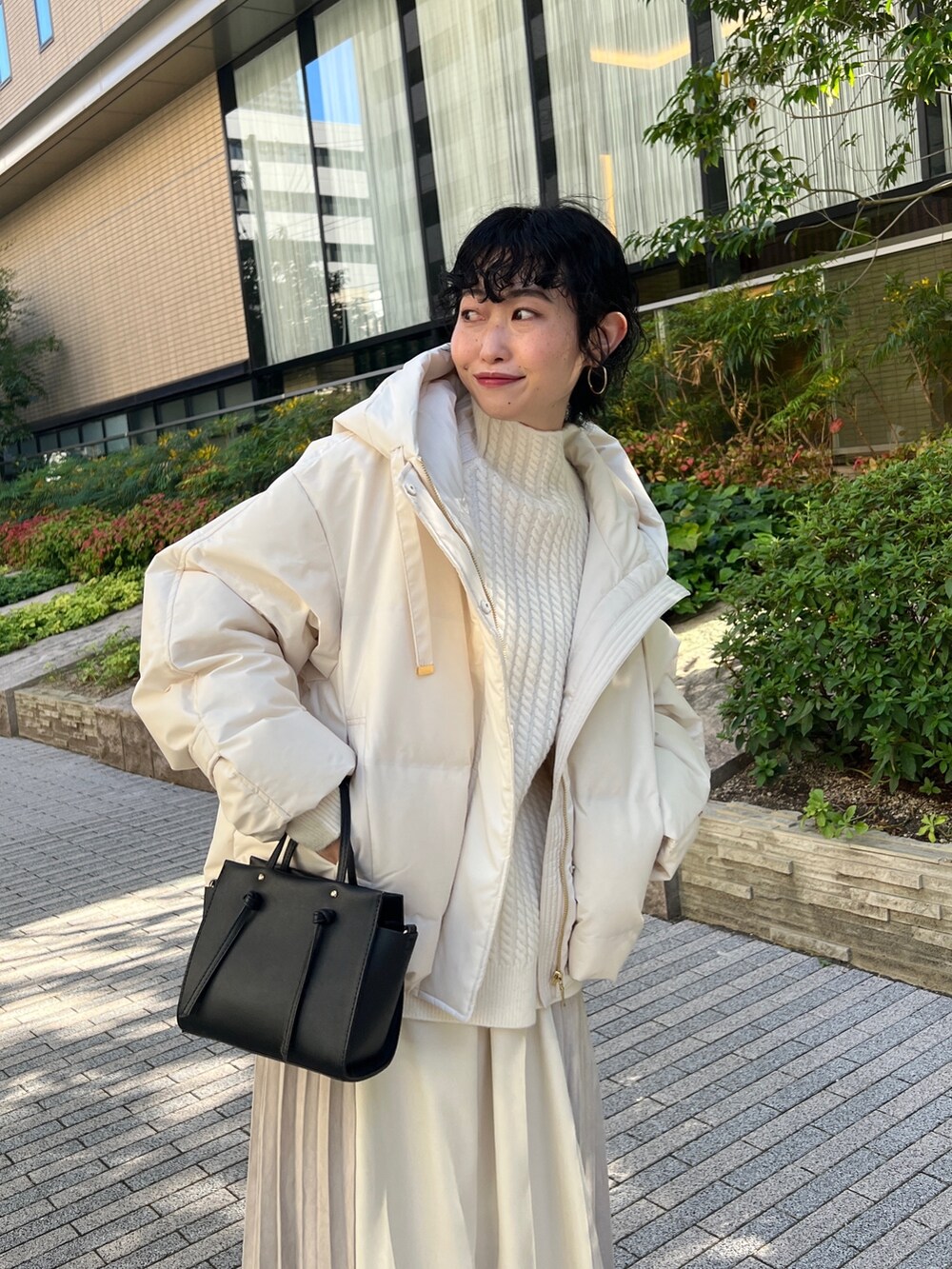 「ニット、レイヤードスタイル、きれいめカジュアル、秋冬コーデ、ビッグシルエット、プチプラ、冬コーデ、ダウンジャケット、ワントーンコーデ、プリーツスカート、タートルネック、ホワイトコーデ、クリスマスに着たい服」｜「Chez toiのヒートボンディングショートダウン（ダウンジャケット/コート、ホワイト系）」を使った、M a k oさん（レディース・155cm）の秋コーディネートの3枚目の写真