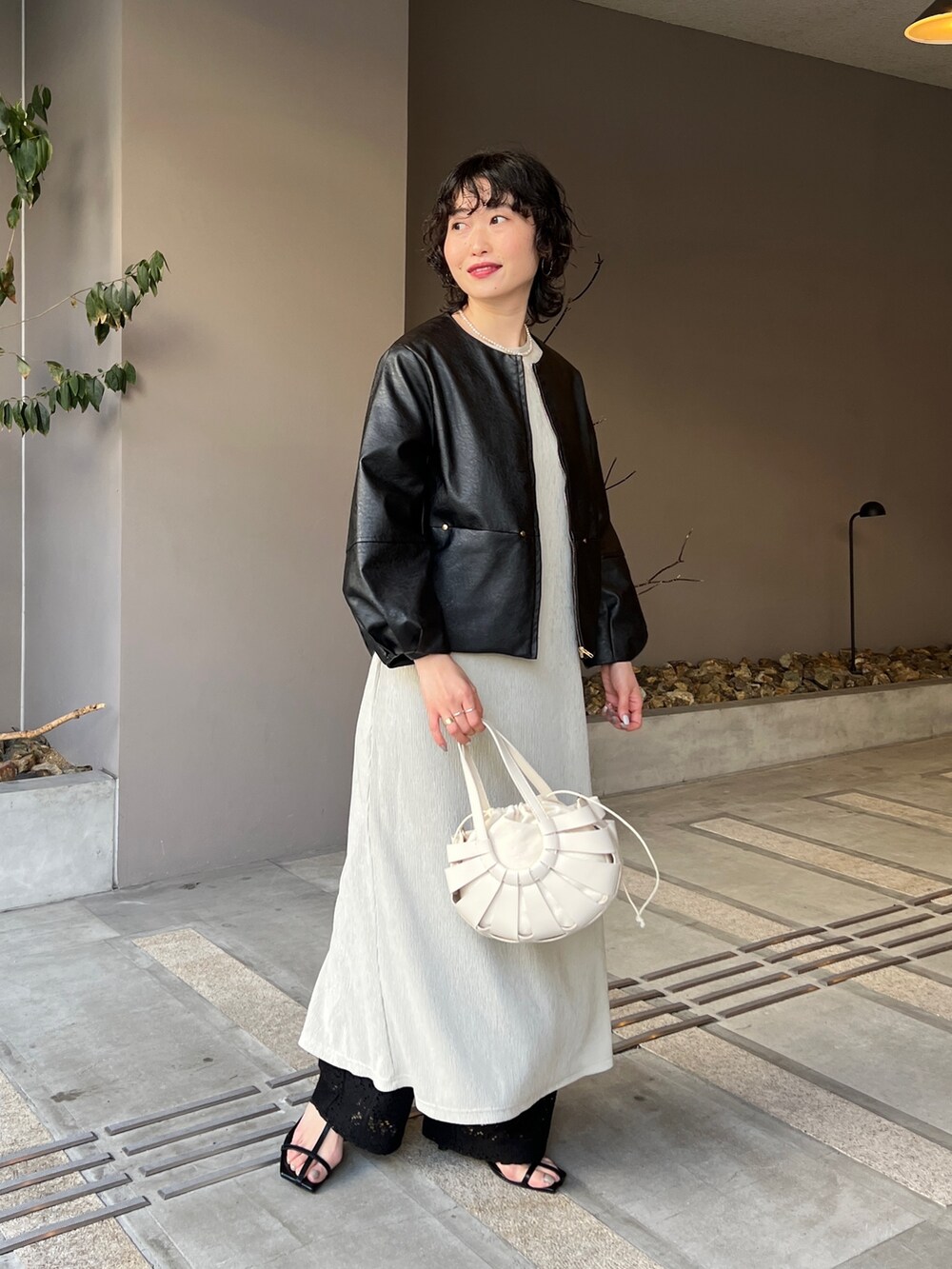 「休日スタイル、モノトーン、カラーパンツ、春コーデ、ショルダーバッグ、ボリューム袖、ベージュ、モード、スリットスカート、レイヤードスタイル、ショップスタッフの好印象コーデ、オフィスカジュアル、いまどきジャケット写真、きれいめカジュアル」｜「Chez toiの袖ボリュームフェイクレザーブルゾン（ブルゾン、ブラック系）」を使った、M a k oさん（レディース・155cm）の春コーディネートの2枚目の写真