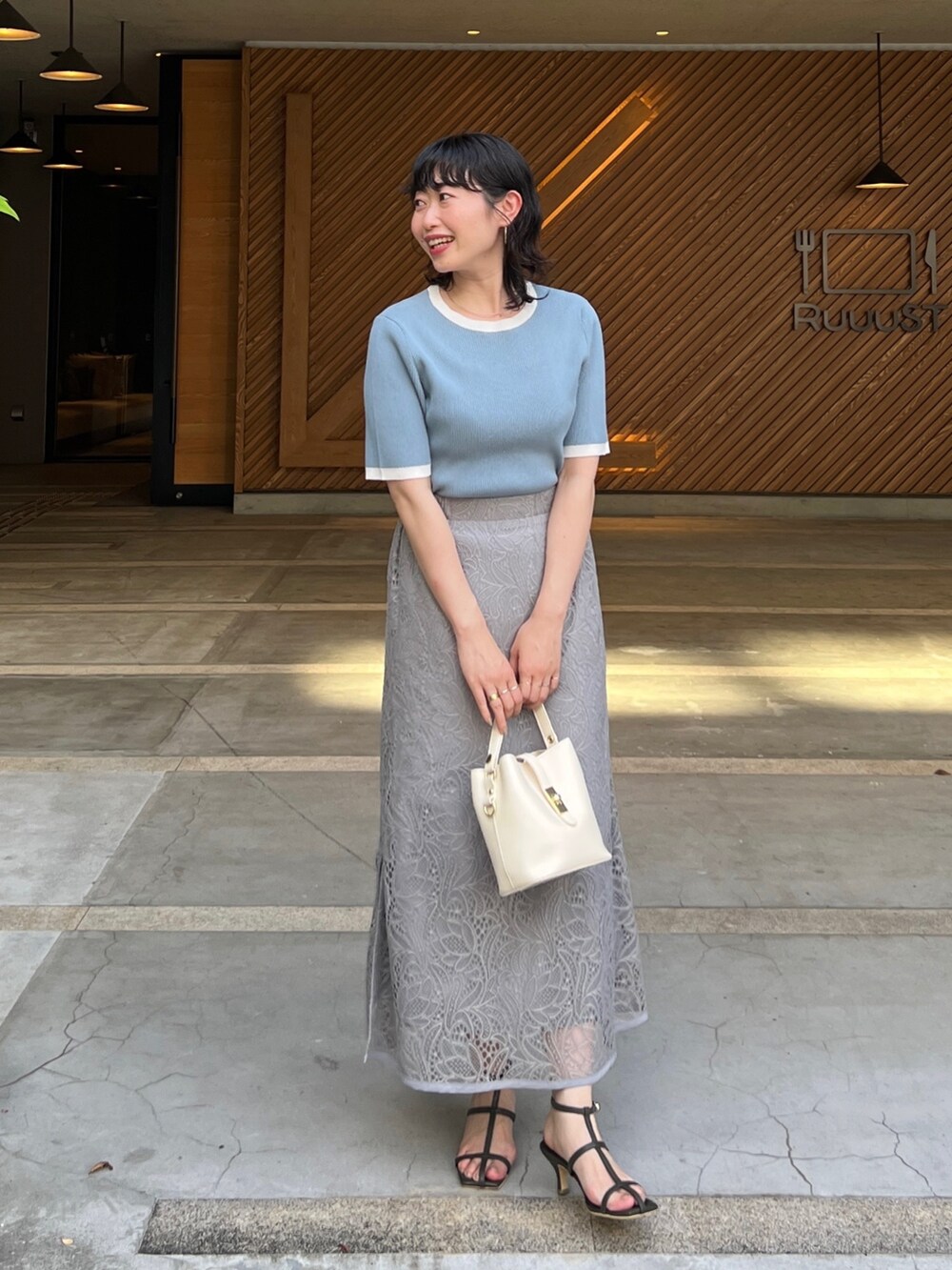 「夏コーデ、休日スタイル、プチプラ、淡色コーデ、お出かけコーデ、オフィスカジュアル、夏セールで買いました、きれいめカジュアル、レーススカート」｜「Chez toiのゴールド金具ショルダーBAG（ショルダーバッグ、ホワイト系）」を使った、M a k oさん（レディース・155cm）の夏コーディネートの4枚目の写真