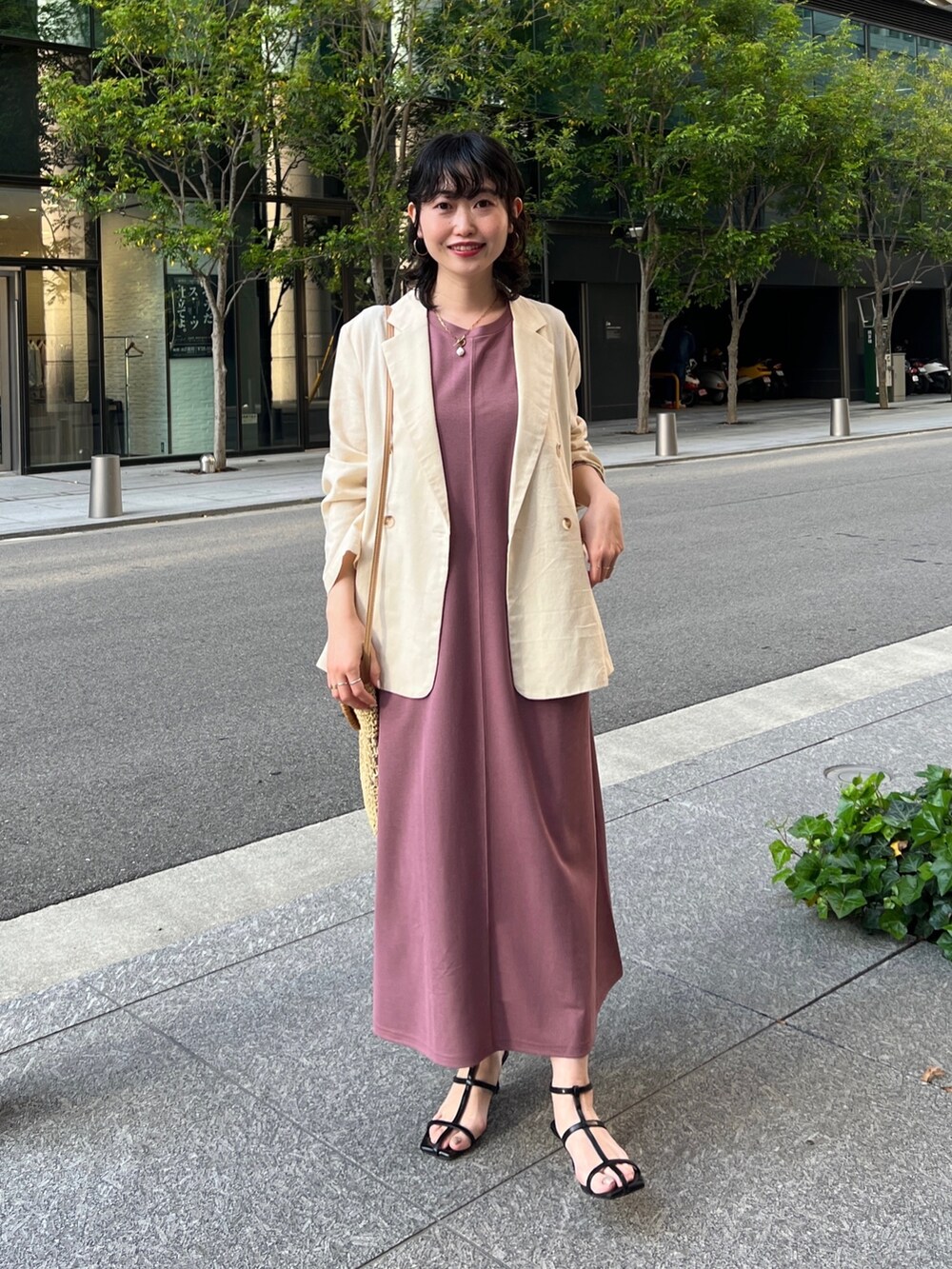 「ショップスタッフのおしゃれ配色、ショップスタッフの推しワンピ、ショップスタッフのスタイルアップ術、淡色コーデ、ビッグシルエット、休日スタイル、オフィスカジュアル、春夏コーデ、初夏コーデ、ロングワンピース」｜「Chez toiのリネン混テーラードジャケット（テーラードジャケット、ホワイト系）」を使った、M a k oさん（レディース・155cm）の春コーディネートの2枚目の写真