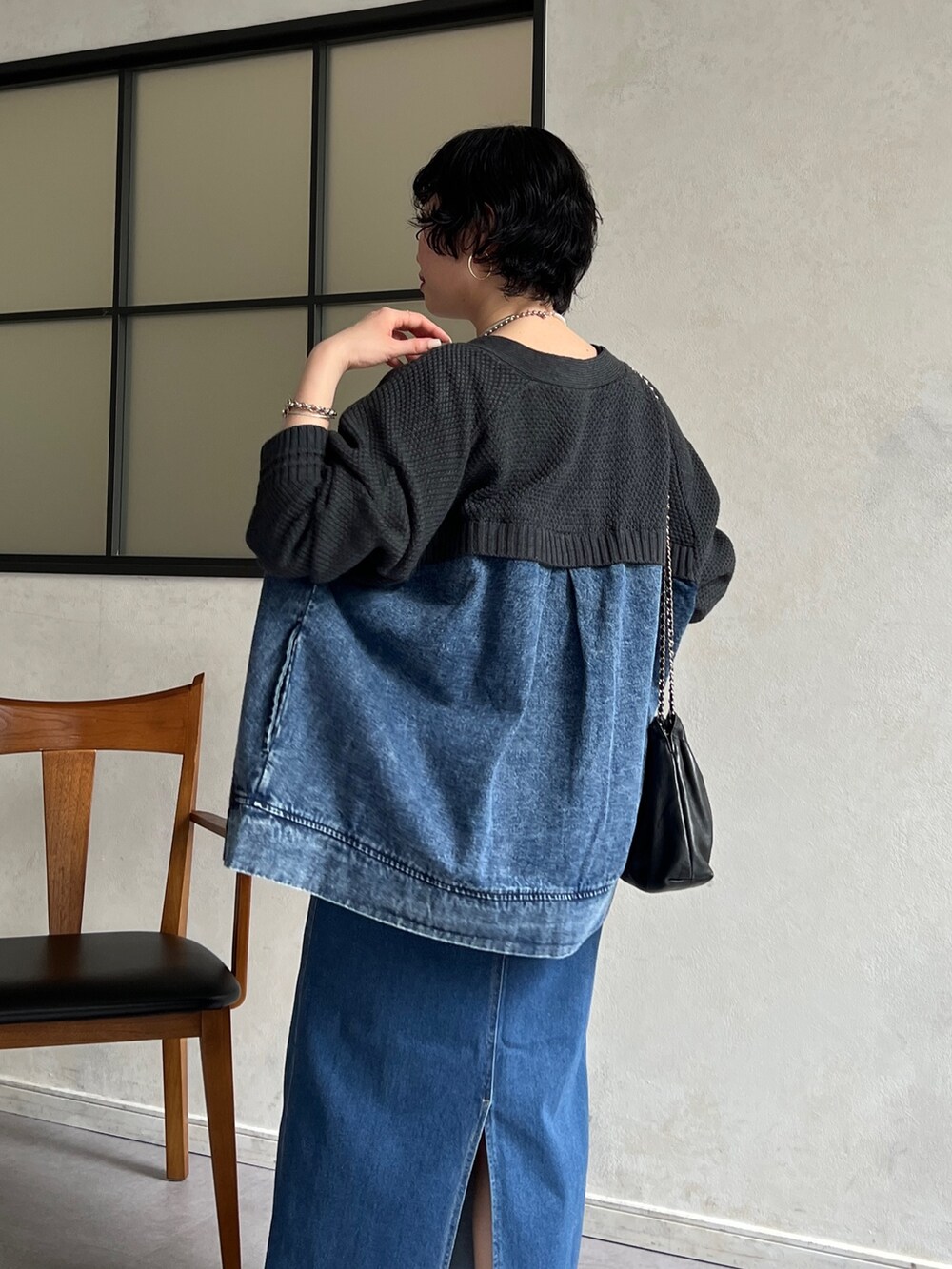 グレー系のカーディガン/ボレロ、ホワイト系のキャミソール、ブルー系のスカートを着用したレディースの冬コーディネートの4枚目の写真