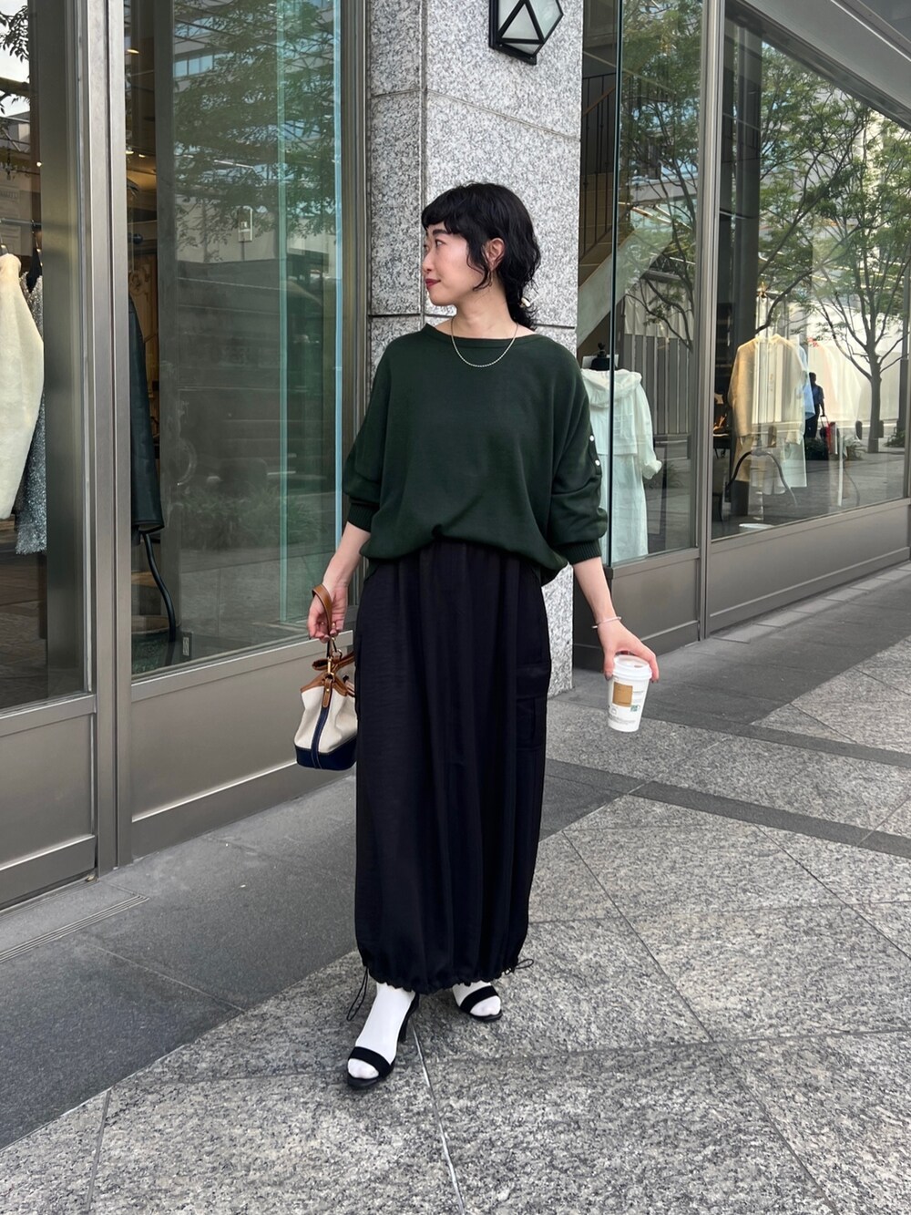 「シンプルコーデ、ロングスカート、休日スタイル、きれいめカジュアル、ニット、モノトーン、ビッグシルエット、レイヤードスタイル、Gジャン、骨格ウェーブ」｜「Croisiereのアイテム（デニムジャケット、ブルー系）」を使った、M a k oさん（レディース・155cm）の秋コーディネートの3枚目の写真