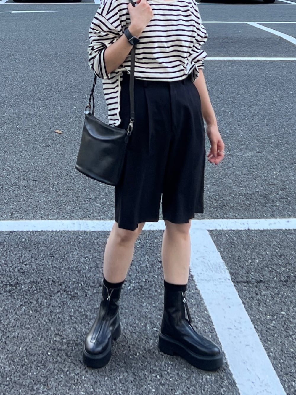 「休日スタイル、ロンT、ハーフパンツ、きれいめカジュアル、プチプラ、秋コーデ、ブーツ、ショルダーバッグ、お出かけコーデ、ボーダー、ショートブーツ」｜「WILLFULLYのアイテム（Tシャツ/カットソー、ホワイト系）」を使った、M a k oさん（レディース・155cm）の秋コーディネートの3枚目の写真