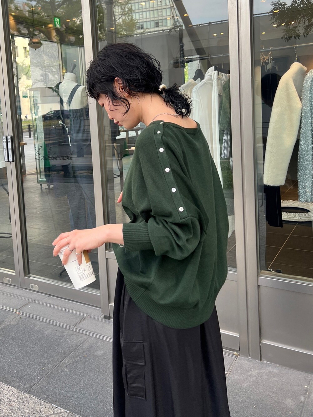 「秋服まるっと大公開、お出かけコーデ、シンプルコーデ、ロングスカート、休日スタイル、きれいめカジュアル、ニット、ストリート、オフィスカジュアル、骨格ウェーブ」｜「Croisiereのアイテム（ニット/セーター、グリーン系）」を使った、M a k oさん（レディース・155cm）の秋コーディネートの2枚目の写真