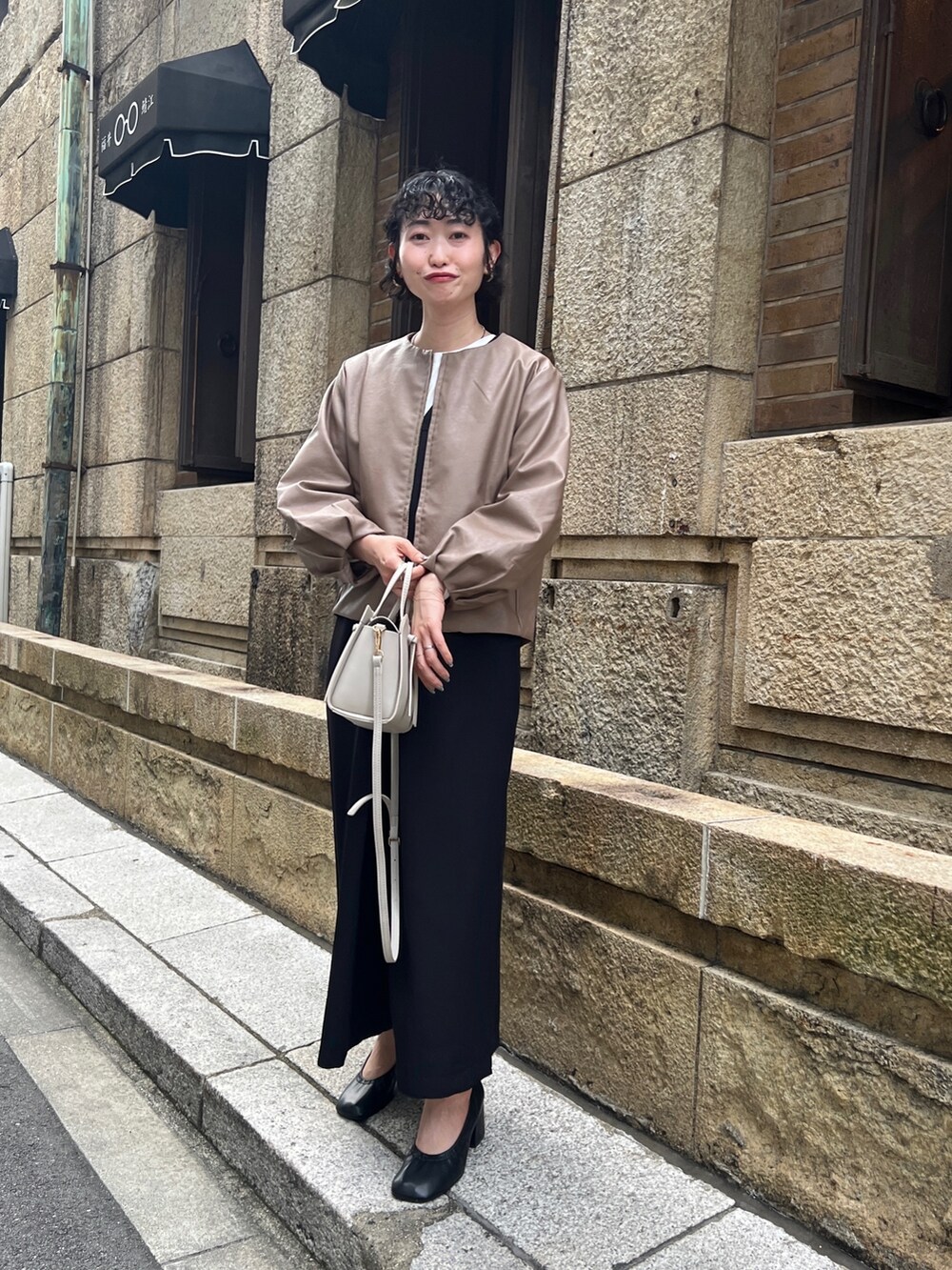 「プチプラ、白Tシャツ、ビッグシルエット、モード、ハンドバッグ、大人カジュアル、秋服準備はじめました、ブラウン、休日スタイル、サロペット、淡色コーデ、ショルダーバッグ、モノトーンコーデ」｜「Chez toiの袖口タック合皮ジャケット（ブルゾン、ブラウン系）」を使った、M a k oさん（レディース・155cm）の夏コーディネートの2枚目の写真