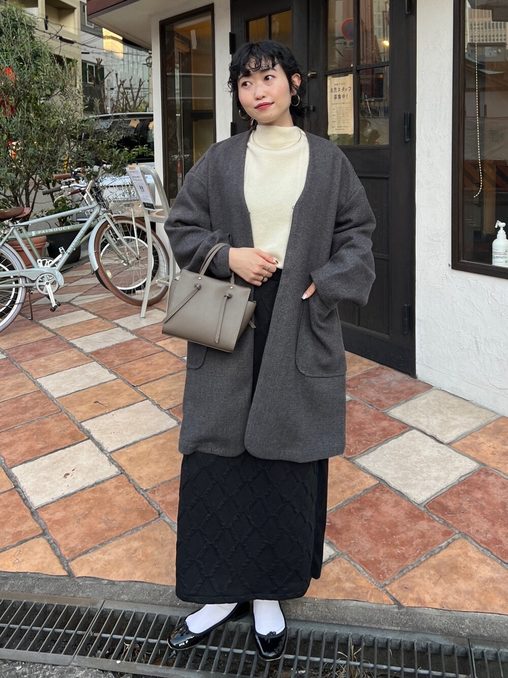 「きれいめカジュアル、秋冬コーデ、ビッグシルエット、プチプラ、冬コーデ、ロングコート、ストリート、タートルネック、モード、タイトスカート」｜「Chez toiのダイヤ柄ナロースカート（スカート、ブラック系）」を使った、M a k oさん（レディース・155cm）の秋コーディネートの3枚目の写真