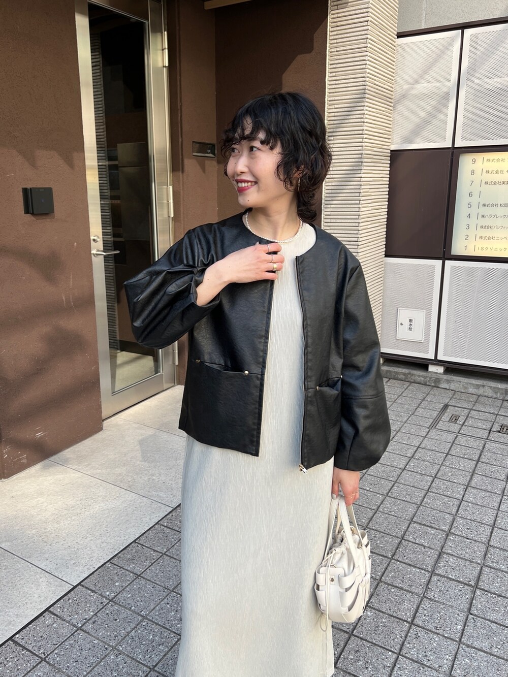 「休日スタイル、モノトーン、カラーパンツ、春コーデ、ショルダーバッグ、ボリューム袖、ベージュ、モード、スリットスカート、レイヤードスタイル、ショップスタッフの好印象コーデ、オフィスカジュアル、いまどきジャケット写真、きれいめカジュアル」｜「Chez toiの袖ボリュームフェイクレザーブルゾン（ブルゾン、ブラック系）」を使った、M a k oさん（レディース・155cm）の春コーディネートの3枚目の写真