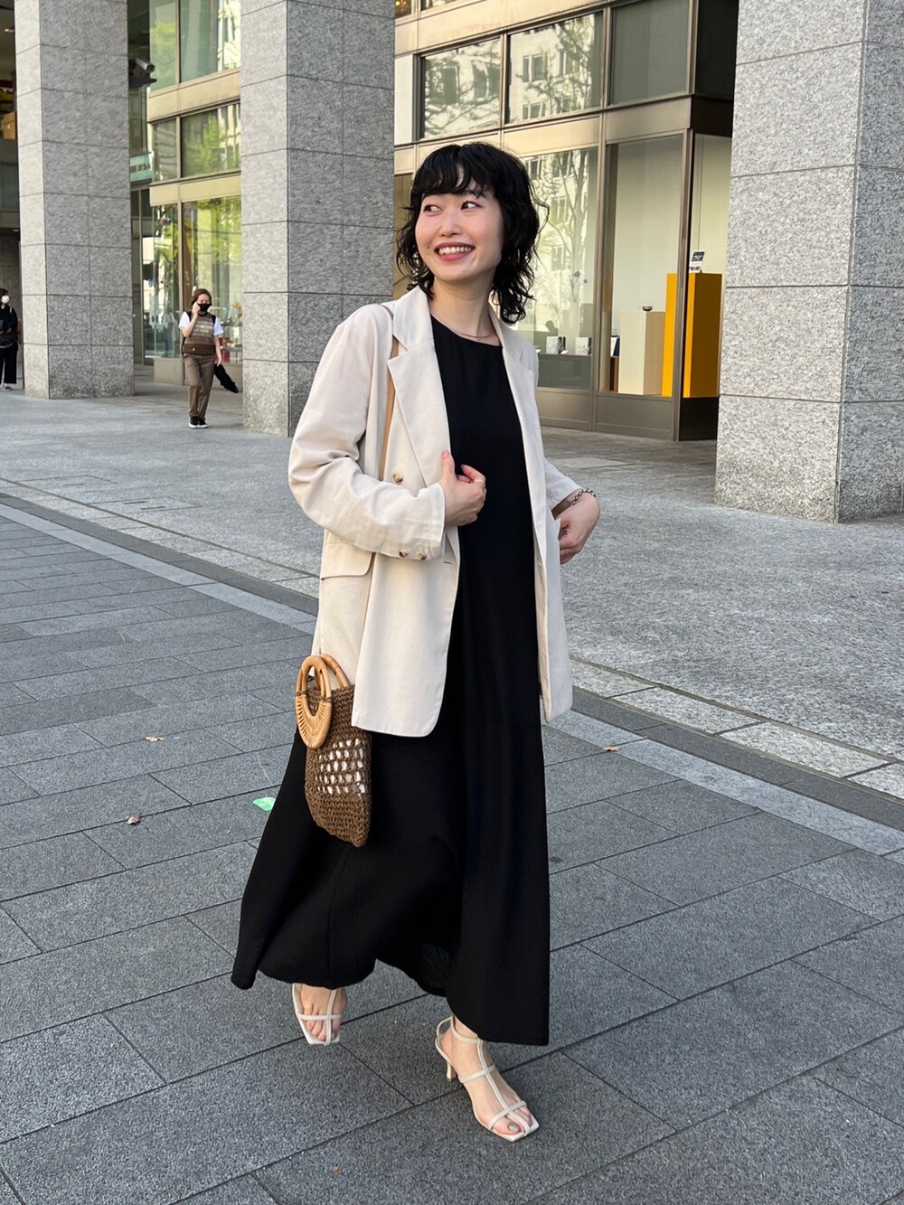 「春コーデ、オフィスカジュアル、ショルダーバッグ、キャミワンピ、ベージュ、モード、レイヤードスタイル、シンプルコーデ、プチプラ、淡色コーデ、休日スタイル、ショップスタッフの好印象コーデ、きれいめカジュアル、ショップスタッフのモノトーン、お出かけコーデ日記」｜「Chez toiのリネン混テーラードジャケット（テーラードジャケット、ベージュ系）」を使った、M a k oさん（レディース・155cm）の春コーディネートの4枚目の写真