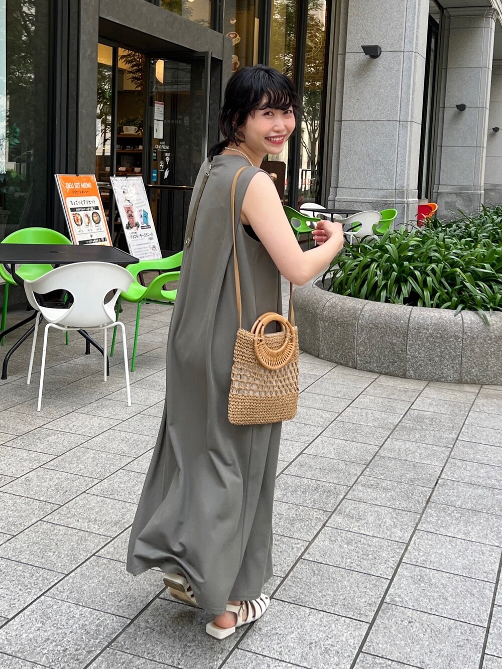 「ショップスタッフの推しワンピ、ショップスタッフのモノトーン、このスタイルがお気に入り、グルカサンダル、シンプルコーデ、ミニバッグ、ビッグシルエット、お出かけコーデ、きれいめカジュアル、ショルダーバッグ」｜「Chez toiのショルダータックカットワンピース（ワンピース、グリーン系）」を使った、M a k oさん（レディース・155cm）の夏コーディネートの2枚目の写真