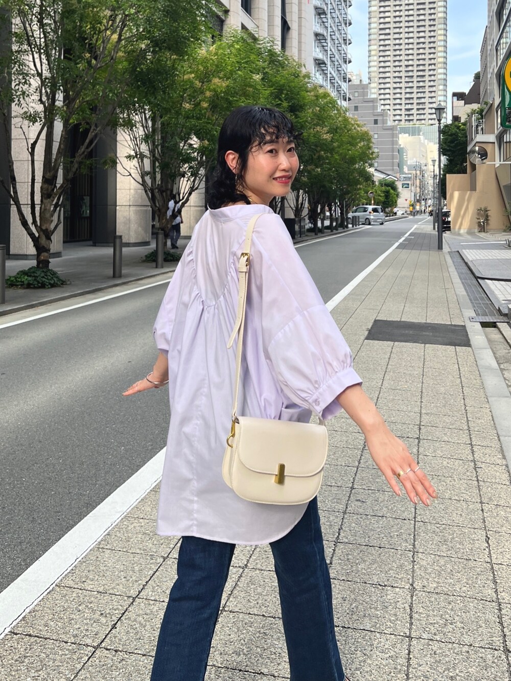 「夏コーデ、休日スタイル、デニム、プチプラ、淡色コーデ、ビッグシルエット、お出かけコーデ、オフィスカジュアル、きれいめカジュアル、シャツスタイル、夏セールで買いました」｜「Chez toiのバックギャザースキッパーシャツ（シャツ/ブラウス、パープル系）」を使った、M a k oさん（レディース・155cm）の夏コーディネートの2枚目の写真