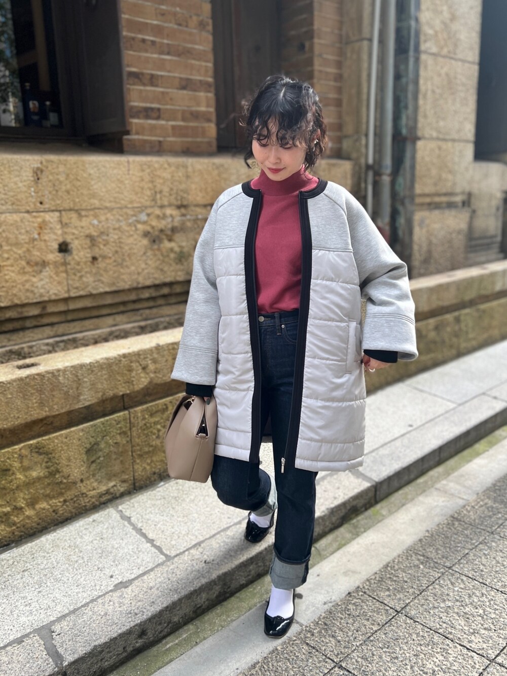 「プチプラ、ジャケットスタイル、UNIQLO、ハンドバッグ、ベージュ、レイヤードスタイル、きれいめカジュアル、モノトーン、秋コーデ」｜「Chez toiのウォッシャブル中綿×ダンボールノーカラーコート（その他アウター、グレー系）」を使った、M a k oさん（レディース・155cm）の秋コーディネートの2枚目の写真