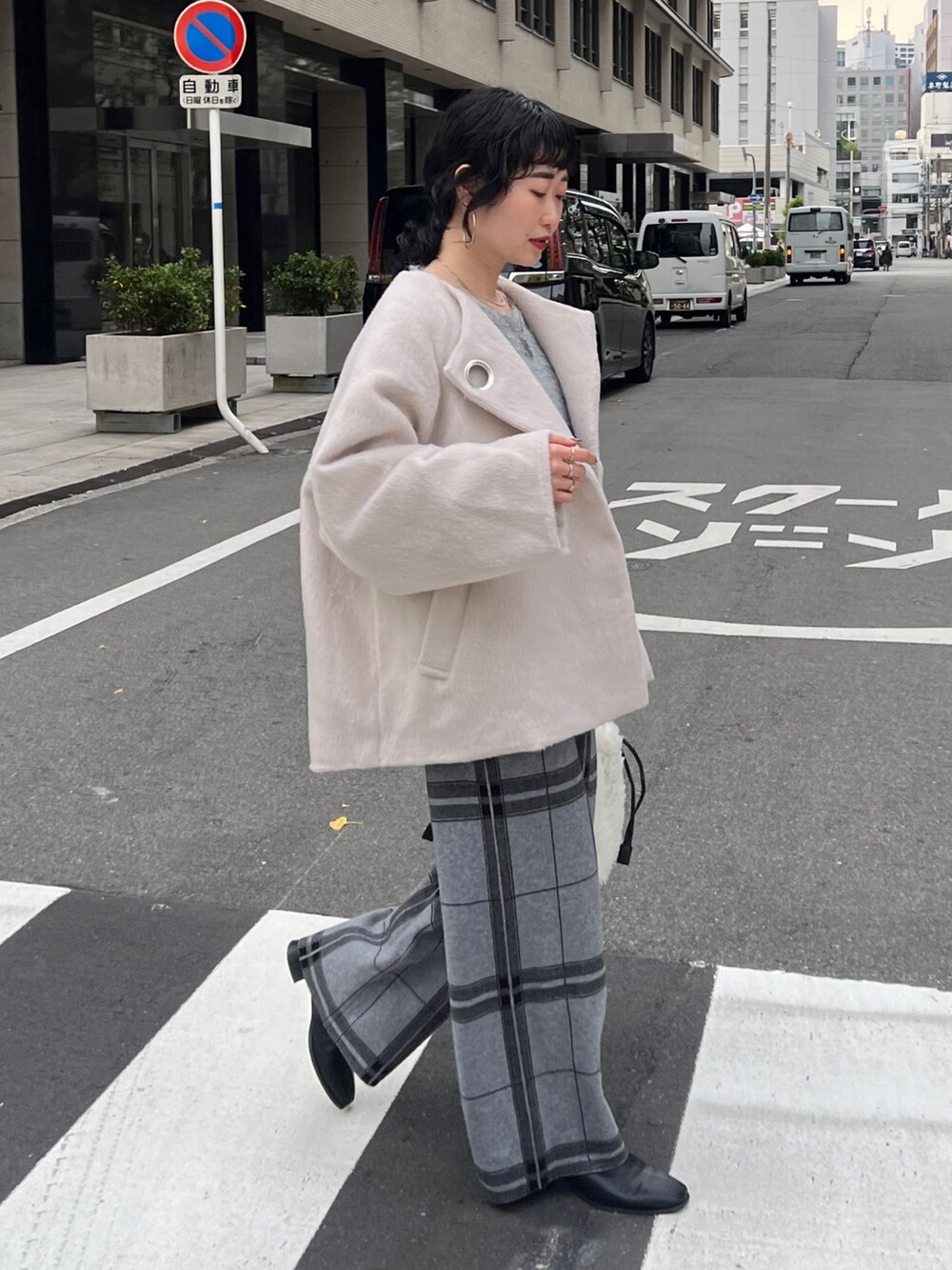 「ニット、淡色コーデ、ファーバッグ、ブーツ、レイヤードスタイル、冬アウター、チェック、休日スタイル、ホワイトコーデ、クリスマスに着たい服、マイベストコーデ2023、お出かけコーデ、コート」｜「Croisiereのアイテム（ノーカラーコート、ホワイト系）」を使った、M a k oさん（レディース・155cm）の冬コーディネートの2枚目の写真