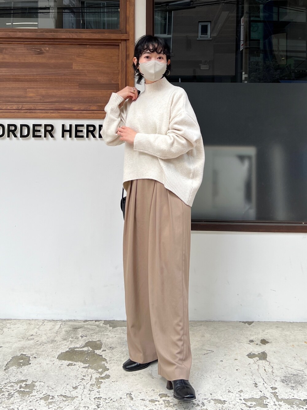 「ロングコート、冬コーデ、タートルネック、ボアジャケット、モード、ホワイトコーデ、クリスマスに着たい服、マイベストコーデ2022、休日スタイル、韓国ファッション、ニット、きれいめカジュアル」｜「Instagramのアイテム（その他、ホワイト系）」を使った、M a k oさん（レディース・155cm）の冬コーディネートの4枚目の写真