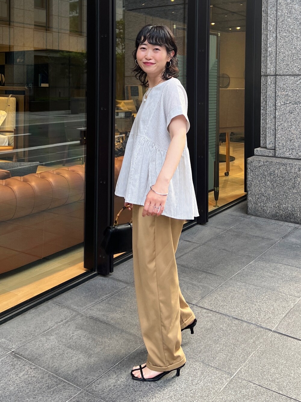 「このスタイルがお気に入り、ショップスタッフの推しトップス、ショップスタッフのおしゃれ配色、シンプルコーデ、ミニバッグ、淡色コーデ、お出かけコーデ、きれいめカジュアル、リネン、モノトーン」｜「Chez toiのサイドシャーリングフレアブラウス（シャツ/ブラウス、ホワイト系）」を使った、M a k oさん（レディース・155cm）の夏コーディネートの4枚目の写真