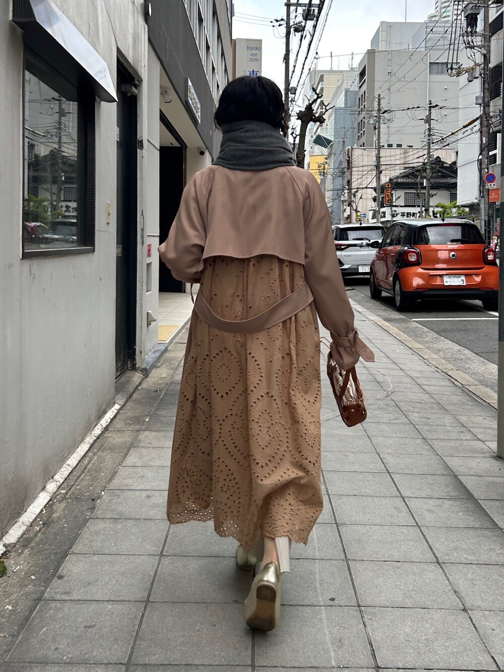 「私の推しブランド、レイヤードスタイル、シンプルコーデ、マフラー、淡色コーデ、きれいめカジュアル、Coming soon...、ロングコート、ビビッドカラー、プチプラ、淡色女子」｜「Chez toiのBACKカットワークレーストレンチコート（トレンチコート、ベージュ系）」を使った、M a k oさん（レディース・155cm）の冬コーディネートの2枚目の写真