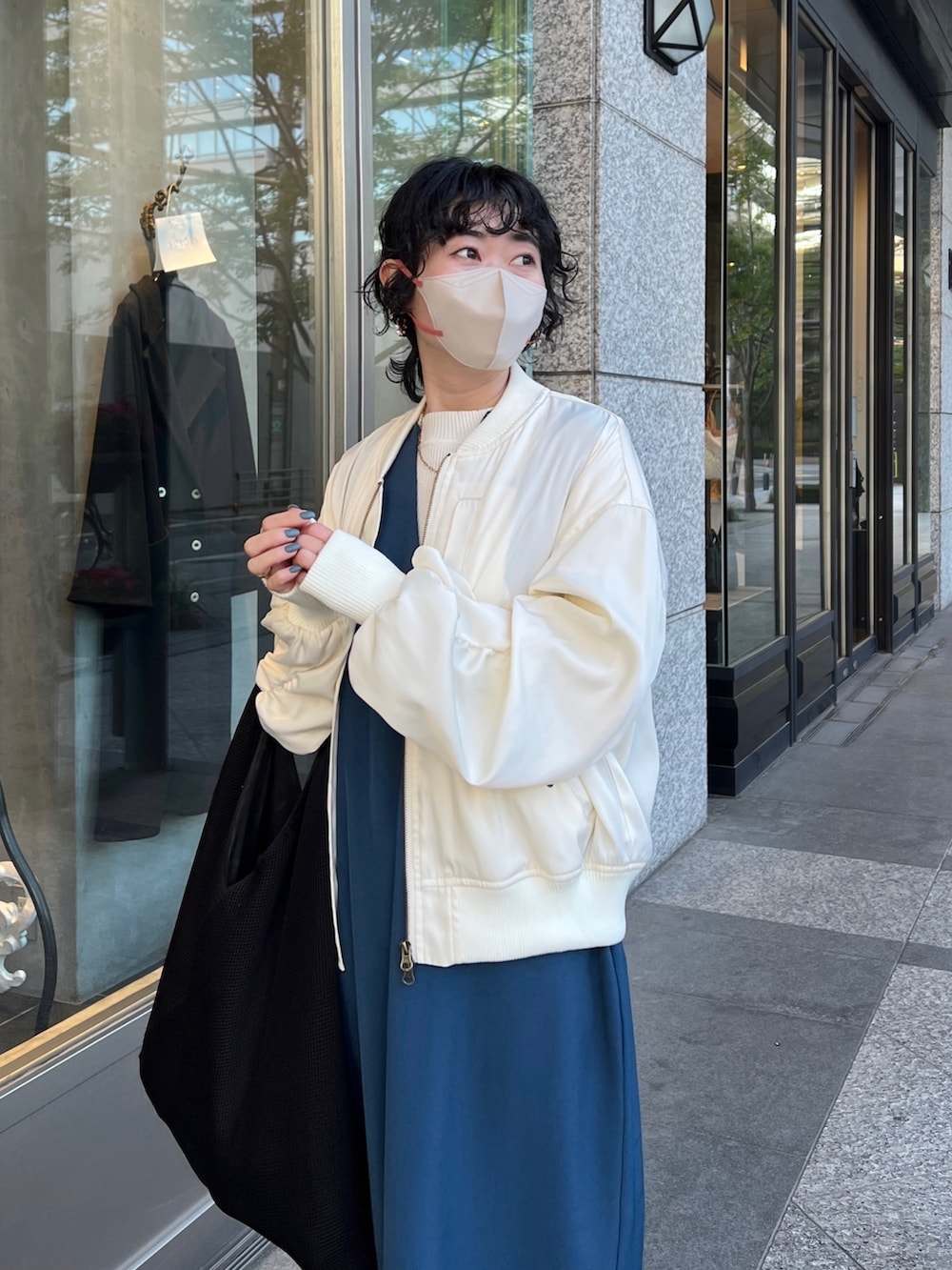 「ジャンパースカート、ビビッドカラー、プチプラ、春色、セットアップ、ジャケット、レイヤードスタイル、シンプルコーデ、淡色コーデ、きれいめカジュアル、春コーデ、春アウター、低身長」｜「Chez toiの袖ギャザーMA-1（MA-1、ホワイト系）」を使った、M a k oさん（レディース・155cm）の冬コーディネートの3枚目の写真