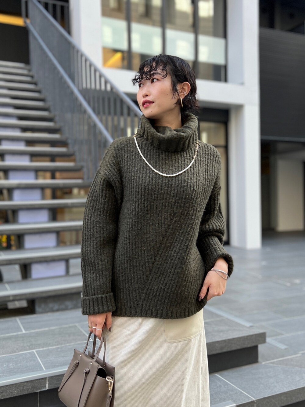 「シンプルコーデ、ボストンバッグ、ニット、レイヤードスタイル、きれいめカジュアル、秋冬コーデ、ビッグシルエット、プチプラ、大人カジュアル、タートルネック、冬コーデ」｜「Chez toiのBACKスリットタートルネックプルオーバー（ニット/セーター、グリーン系）」を使った、M a k oさん（レディース・155cm）の秋コーディネートの3枚目の写真