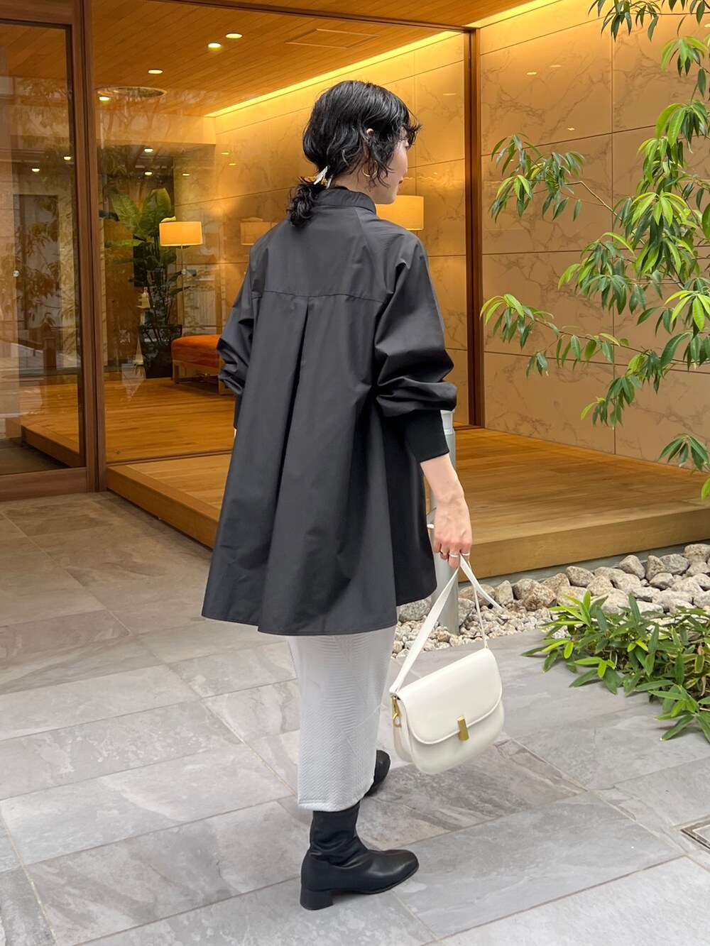「秋服まるっと大公開、お出かけコーデ、シンプルコーデ、休日スタイル、きれいめカジュアル、モノトーン、ストリート、タイトスカート、骨格ウェーブ、シャツスタイル」｜「Croisiereのアイテム（シャツ/ブラウス、ブラック系）」を使った、M a k oさん（レディース・155cm）の秋コーディネートの5枚目の写真