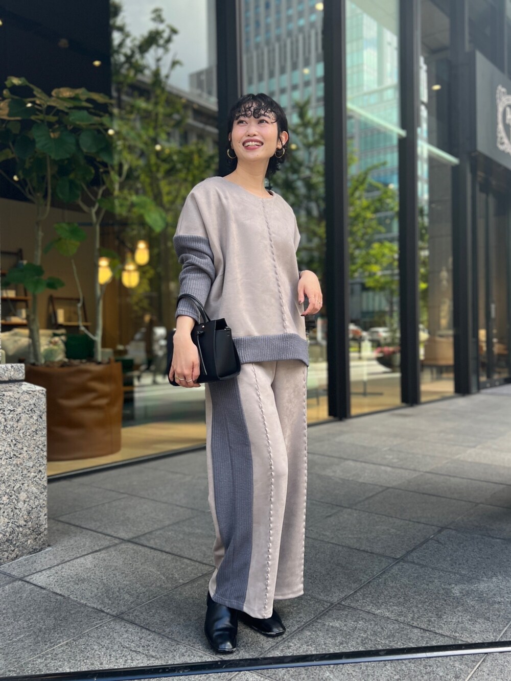 「WEARハロウィン2022、プチプラ、セットアップ、韓国ファッション、シンプルコーデ、ボストンバッグ、フレアパンツ、レイヤードスタイル、きれいめカジュアル、レザー、秋冬コーデ、スエード」｜「Chez toiのスエード×リブ前後2WAYプルオーバー（Tシャツ/カットソー、ブラウン系）」を使った、M a k oさん（レディース・155cm）の秋コーディネートの3枚目の写真