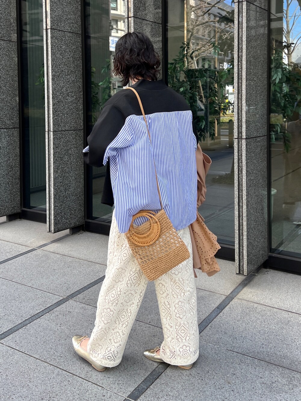 「プチプラ、春色、レイヤードスタイル、シンプルコーデ、カラーパンツ、カーディガン、淡色コーデ、きれいめカジュアル、春アウター、パステル映える春、ビッグシルエット、春コーデ、骨格ウェーブ」｜「Chez toiの軽量ニットBACKストライプカーディガン（カーディガン/ボレロ、ブラック系）」を使った、M a k oさん（レディース・155cm）の冬コーディネートの2枚目の写真