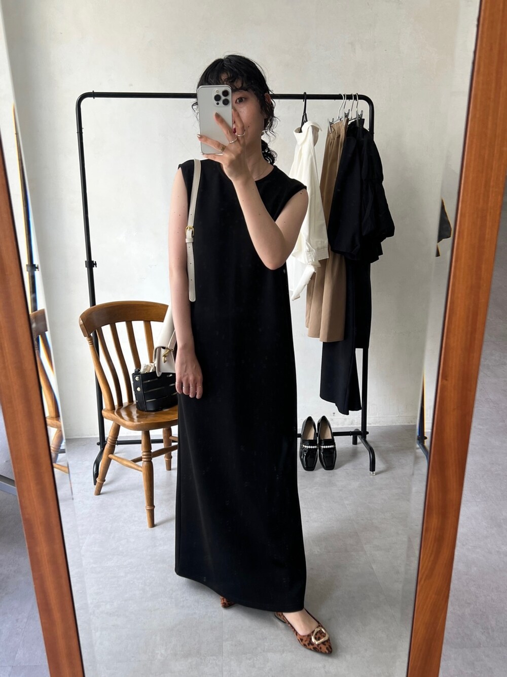 「秋服準備はじめました、ワンピース、セットアップ、レイヤードスタイル、カラー×コーデ、ブラウン、韓国ファッション、休日スタイル、きれいめカジュアル、プチプラ、モノトーン」｜「Chez toiのパールボタンアイレットカーディガン（カーディガン/ボレロ、ブラック系）」を使った、M a k oさん（レディース・155cm）の夏コーディネートの3枚目の写真