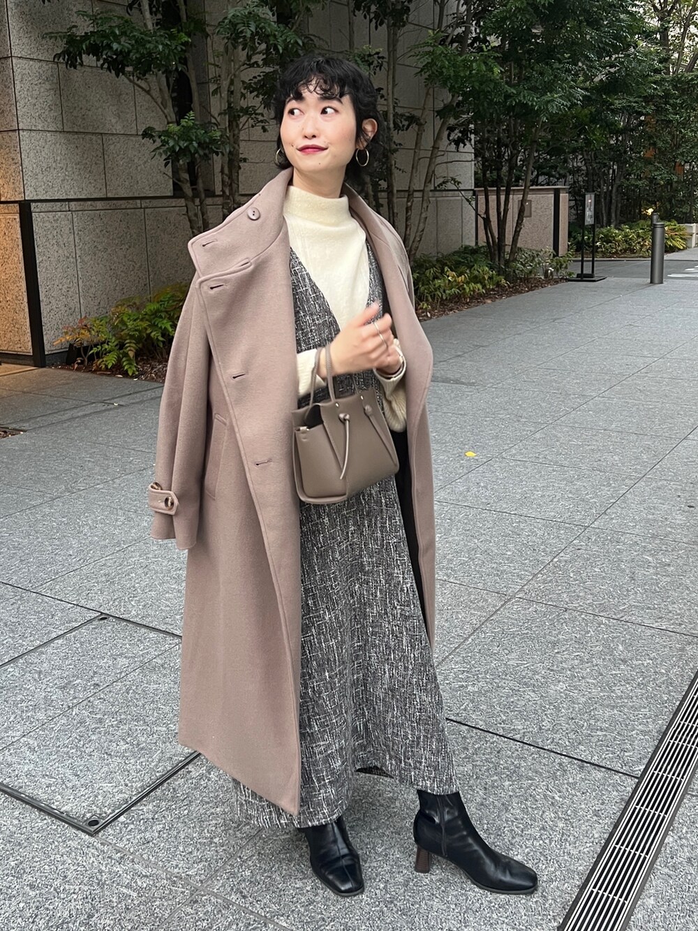 「ニット、レイヤードスタイル、きれいめカジュアル、秋冬コーデ、ビッグシルエット、プチプラ、ロングコート、冬コーデ、トートバッグ、ロングワンピース、タートルネック」｜「Chez toiのステッチ×ライン編地切替プルオーバー（ニット/セーター、ホワイト系）」を使った、M a k oさん（レディース・155cm）の秋コーディネートの2枚目の写真