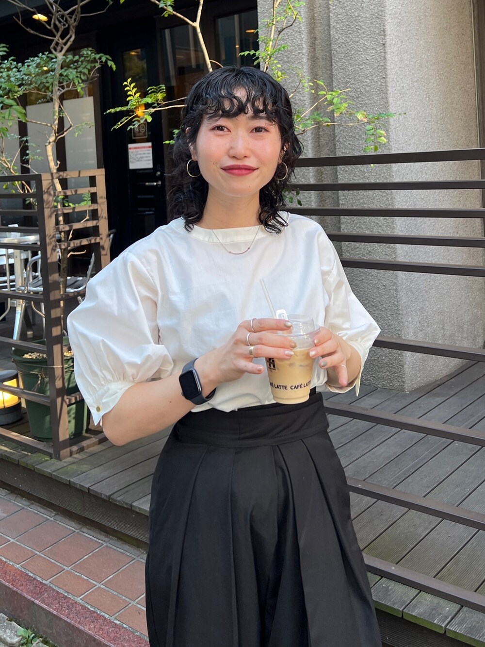 「ビッグシルエット、韓国ファッション、お出かけコーデ、オフィスカジュアル、夏セールで買いました、プチプラ、モノトーン、きれいめカジュアル、骨格ウェーブ」｜「Chez toiの袖ボリューム綿混ブラウス（シャツ/ブラウス、ホワイト系）」を使った、M a k oさん（レディース・155cm）の夏コーディネートの2枚目の写真