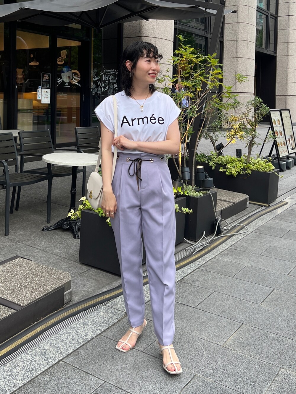 「淡色コーデ、フェススタイル、ロゴT、お出かけコーデ、オフィスカジュアル、夏セールで買いました、プチプラ、サンダル、きれいめカジュアル」｜「Chez toiの機能素材ノースリロゴプルオーバー（Tシャツ/カットソー、ホワイト系）」を使った、M a k oさん（レディース・155cm）の夏コーディネートの3枚目の写真