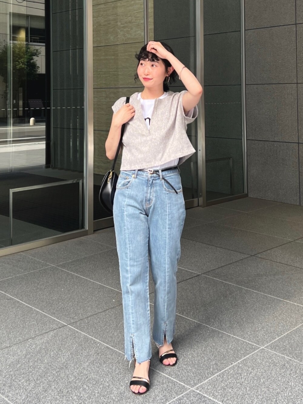 「夏だ！Tシャツ着よう！、ショルダーバッグ、モノトーン、夏コーデ、休日スタイル、デニム、プチプラ、フェススタイル、レイヤードスタイル、きれいめカジュアル、みんなの白Tフェス、夏セールで買いました」｜「Chez toiのツイードプルオーバー×カット布帛ドッキングワンピース（ワンピース、ブラック系）」を使った、M a k oさん（レディース・155cm）の夏コーディネートの2枚目の写真