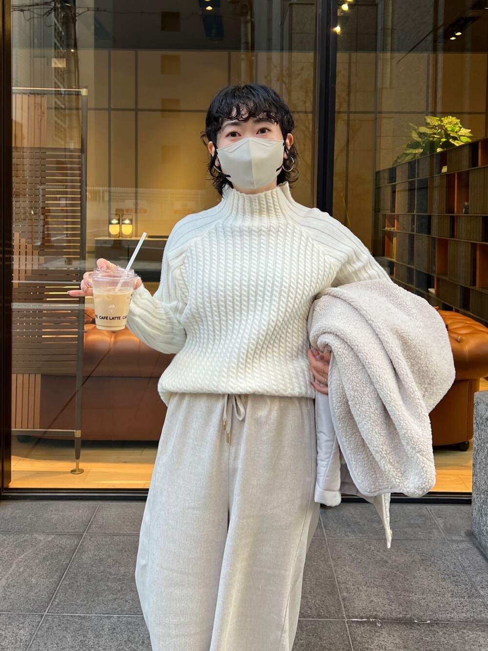 「モード、ボアジャケット、ホワイトコーデ、マイベストコーデ2022、休日スタイル、きれいめカジュアル、ニット、冬コーデ、ワントーンコーデ、ビッグシルエット、淡色コーデ、タートルネック、私の推しブランド、骨格ウェーブ、スニーカー」｜「Chez toiのボア×ストライプキルトコート（ノーカラージャケット、ホワイト系）」を使った、M a k oさん（レディース・155cm）の冬コーディネートの5枚目の写真