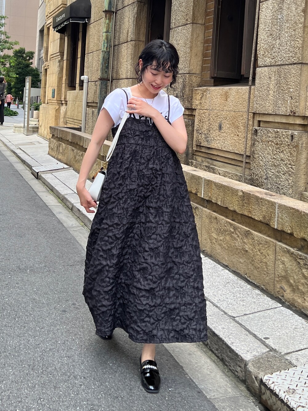 「みんなの白Tフェス、ワンピース、韓国ファッション、ロゴT、お出かけコーデ、キャミワンピ、オフィスカジュアル、ビスチェ、プチプラ、Coming soon...、モノトーン、きれいめカジュアル」｜「Chez toiの機能素材ノースリロゴプルオーバー（Tシャツ/カットソー、ホワイト系）」を使った、M a k oさん（レディース・155cm）の夏コーディネートの2枚目の写真