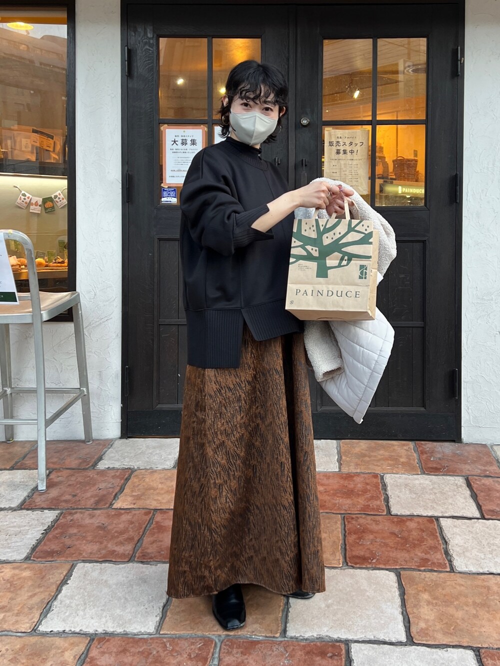 「タートルネック、モード、ボアジャケット、ホワイトコーデ、クリスマスに着たい服、レイヤードスタイル、ロングワンピース、マイベストコーデ2022、休日スタイル、韓国ファッション、きれいめカジュアル」｜「Chez toiの軽量ボンディング×リブ切替プルオーバー（Tシャツ/カットソー、ブラック系）」を使った、M a k oさん（レディース・155cm）の冬コーディネートの3枚目の写真