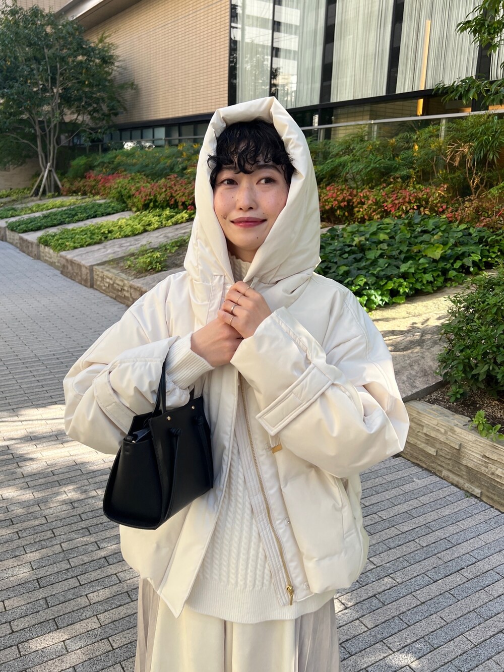 「ニット、レイヤードスタイル、きれいめカジュアル、秋冬コーデ、ビッグシルエット、プチプラ、冬コーデ、ダウンジャケット、ワントーンコーデ、プリーツスカート、タートルネック、ホワイトコーデ、クリスマスに着たい服」｜「Chez toiのヒートボンディングショートダウン（ダウンジャケット/コート、ホワイト系）」を使った、M a k oさん（レディース・155cm）の秋コーディネートの4枚目の写真
