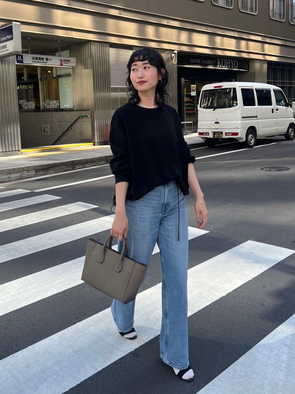 「秋服まるっと大公開、お出かけコーデ、シンプルコーデ、休日スタイル、デニム、きれいめカジュアル、ニット、ストリート、トートバッグ、スポーツミックス」｜「Croisiereのアイテム（Tシャツ/カットソー、ブラック系）」を使った、M a k oさん（レディース・155cm）の秋コーディネートの2枚目の写真