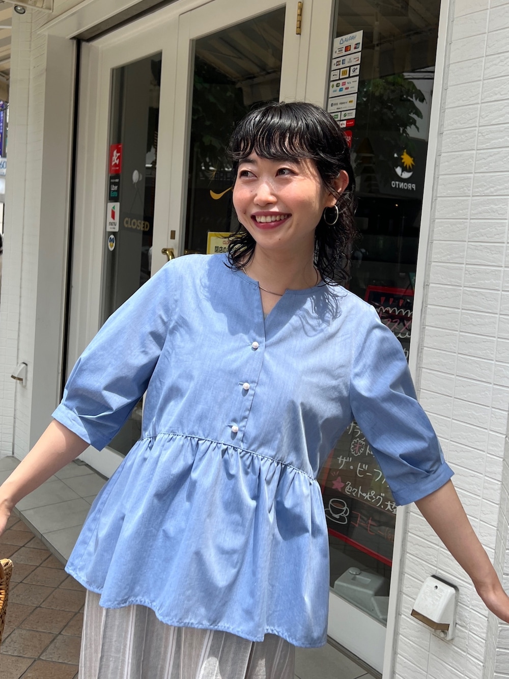 「ショップスタッフの推しトップス、ショップスタッフの推しボトムス、ショップスタッフのおしゃれ配色、このスタイルがお気に入り、シンプルコーデ、ミニバッグ、淡色コーデ、お出かけコーデ、きれいめカジュアル、リネン、ショルダーバッグ、夏コーデ、休日スタイル、骨格ウェーブ」｜「Chez toiのパールボタンギャザー切替ブラウス（シャツ/ブラウス、ブルー系）」を使った、M a k oさん（レディース・155cm）の夏コーディネートの2枚目の写真