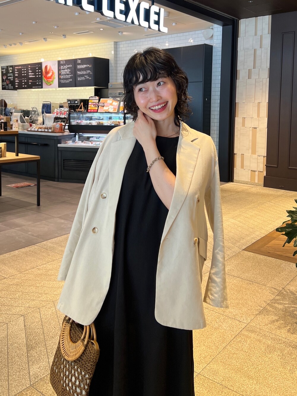 「春コーデ、オフィスカジュアル、ショルダーバッグ、キャミワンピ、ベージュ、モード、レイヤードスタイル、シンプルコーデ、プチプラ、淡色コーデ、休日スタイル、ショップスタッフの好印象コーデ、きれいめカジュアル、ショップスタッフのモノトーン、お出かけコーデ日記」｜「Chez toiのリネン混テーラードジャケット（テーラードジャケット、ベージュ系）」を使った、M a k oさん（レディース・155cm）の春コーディネートの3枚目の写真