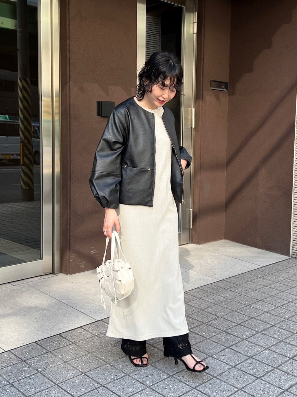 「休日スタイル、モノトーン、カラーパンツ、春コーデ、ショルダーバッグ、ボリューム袖、ベージュ、モード、スリットスカート、レイヤードスタイル、ショップスタッフの好印象コーデ、オフィスカジュアル、いまどきジャケット写真、きれいめカジュアル」｜「Chez toiの袖ボリュームフェイクレザーブルゾン（ブルゾン、ブラック系）」を使った、M a k oさん（レディース・155cm）の春コーディネートの4枚目の写真