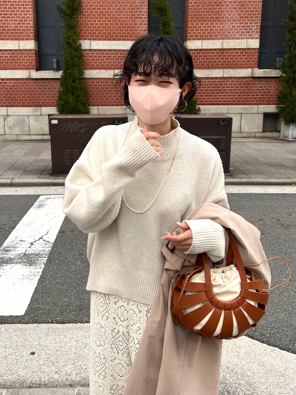 「きれいめカジュアル、ニット、冬コーデ、ロングコート、ワントーンコーデ、ビッグシルエット、レイヤードスタイル、私の推しブランド、シンプルコーデ、タートルネック、淡色コーデ、淡色女子」｜「Chez toiのBACKスリットハイネック前後差プルオーバー（ニット/セーター、ホワイト系）」を使った、M a k oさん（レディース・155cm）の冬コーディネートの3枚目の写真