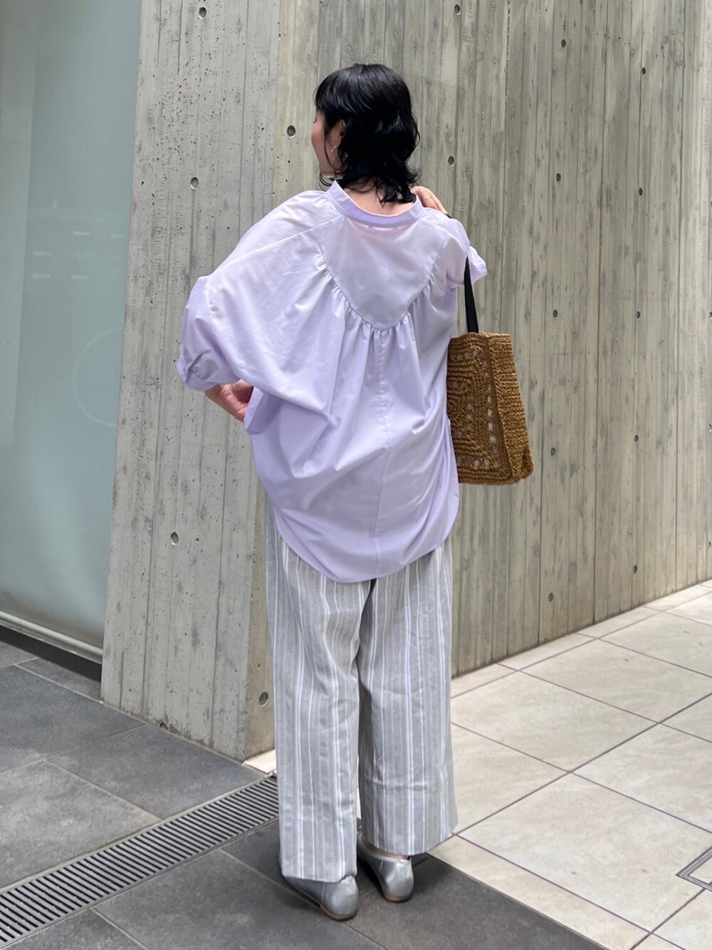 「ショップスタッフの推しトップス、ショップスタッフのおしゃれ配色、ショップスタッフの推しボトムス、シャツスタイル、初夏コーデ、休日スタイル、キレイめカジュアル、プチプラ、シンプルコーデ、ビッグシルエット、淡色コーデ」｜「Chez toiのバックギャザースキッパーシャツ（シャツ/ブラウス、パープル系）」を使った、M a k oさん（レディース・155cm）の春コーディネートの2枚目の写真