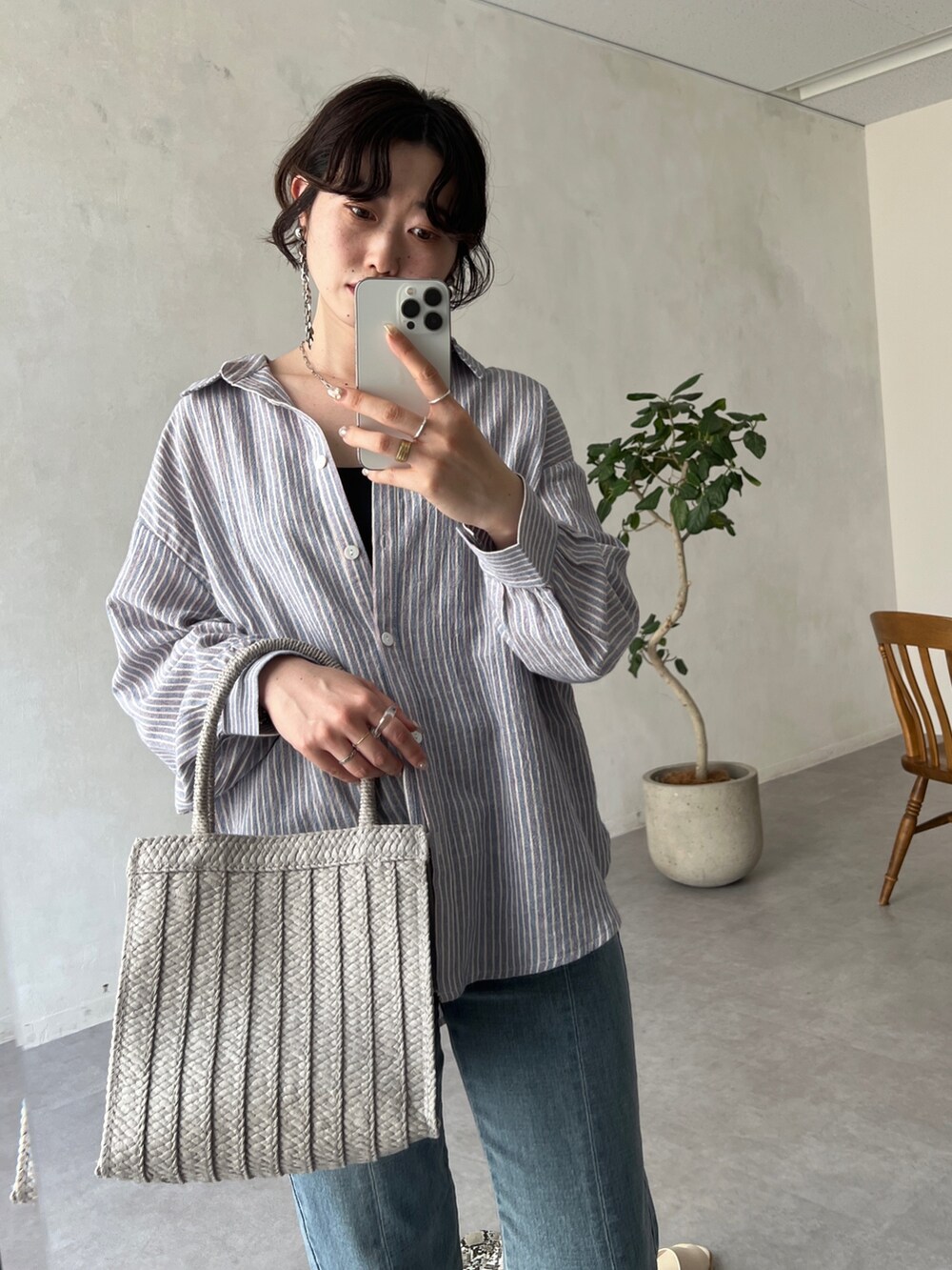 ブルー系のシャツ/ブラウス、ブルー系のデニムパンツ、グレー系のかごバッグを着用したレディースの春コーディネートの3枚目の写真