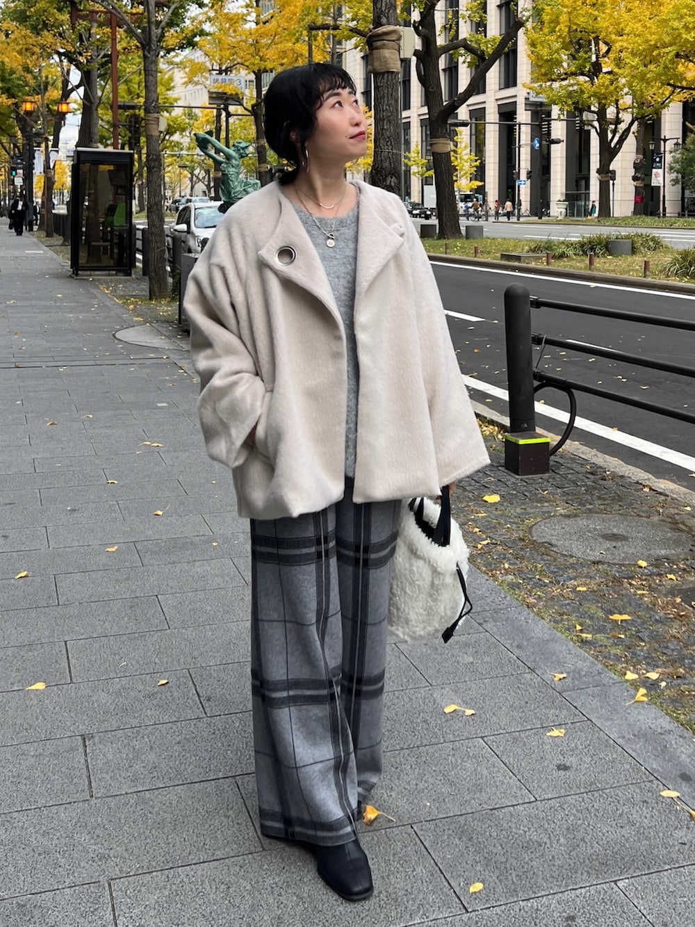「ニット、淡色コーデ、ファーバッグ、ブーツ、レイヤードスタイル、冬アウター、チェック、休日スタイル、ホワイトコーデ、クリスマスに着たい服、マイベストコーデ2023、お出かけコーデ、コート」｜「Croisiereのアイテム（ノーカラーコート、ホワイト系）」を使った、M a k oさん（レディース・155cm）の冬コーディネートの5枚目の写真