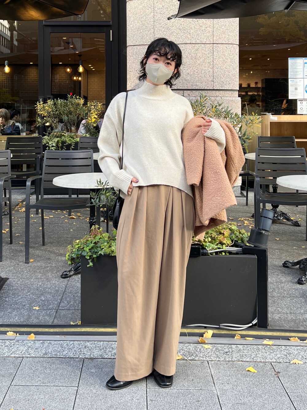 「ロングコート、冬コーデ、タートルネック、ボアジャケット、モード、ホワイトコーデ、クリスマスに着たい服、マイベストコーデ2022、休日スタイル、韓国ファッション、ニット、きれいめカジュアル」｜「Instagramのアイテム（その他、ホワイト系）」を使った、M a k oさん（レディース・155cm）の冬コーディネートの3枚目の写真