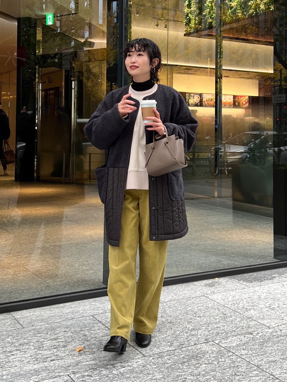 「タートルネック、モード、ボアジャケット、クリスマスに着たい服、レイヤードスタイル、マイベストコーデ2022、休日スタイル、きれいめカジュアル、お出かけコーデ、コーデュロイ、モノトーン、ビビッドカラー、私の推しブランド」｜「Chez toiのボア×ストライプキルトコート（ノーカラージャケット、グレー系）」を使った、M a k oさん（レディース・155cm）の冬コーディネートの2枚目の写真