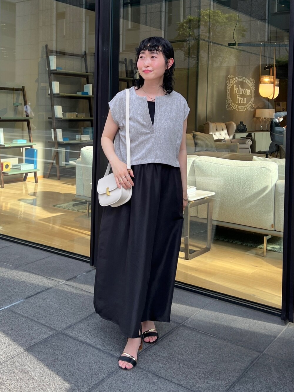 「モノトーン、夏コーデ、休日スタイル、プチプラ、淡色コーデ、ビッグシルエット、ワンピース、お出かけコーデ、夏セールで買いました」｜「Chez toiのツイードプルオーバー×カット布帛ドッキングワンピース（ワンピース、ブラック系）」を使った、M a k oさん（レディース・155cm）の夏コーディネートの2枚目の写真